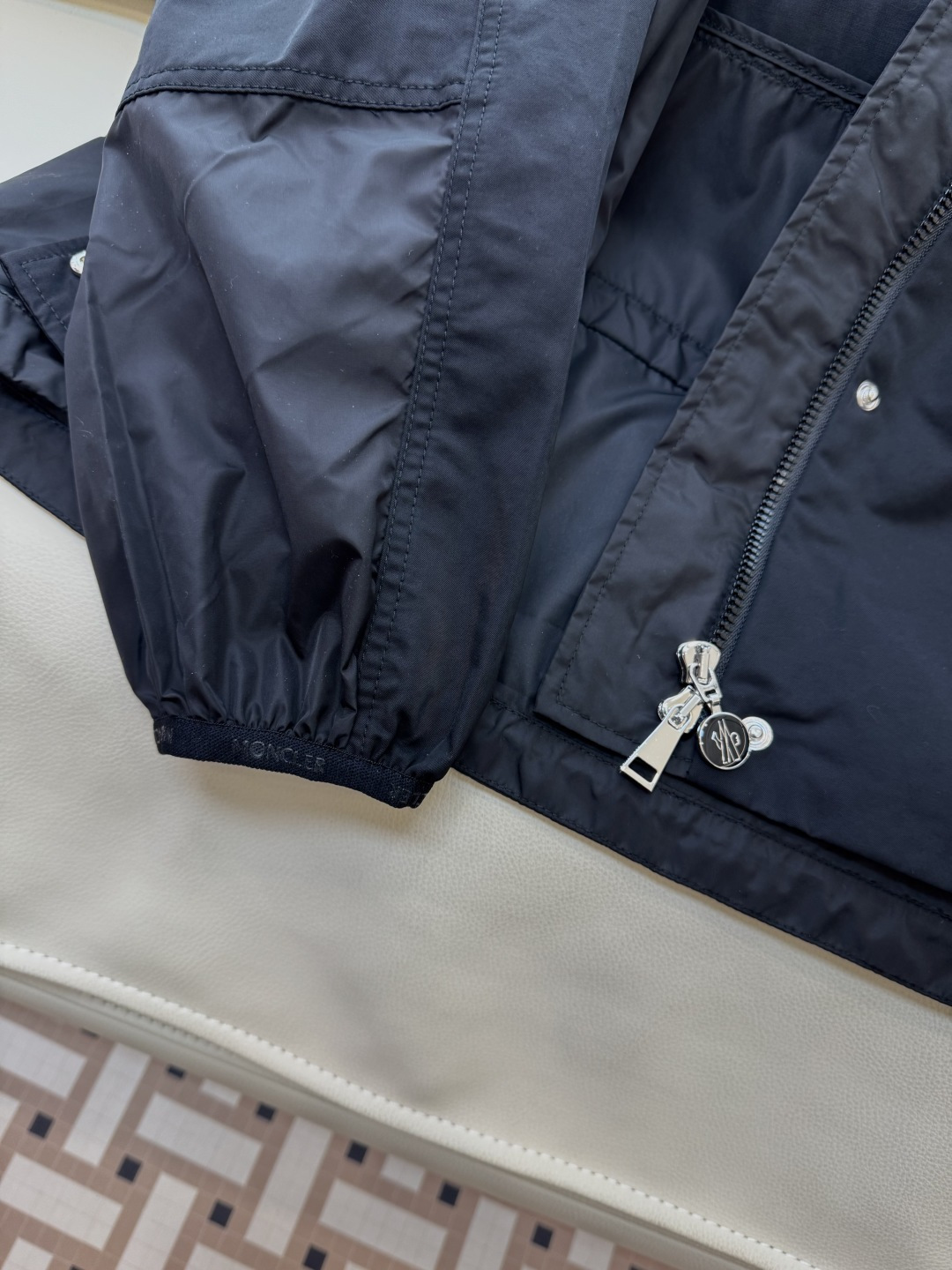 M2364#新款外套🌾Mon蒙口 抽绳设计 长袖拉链款夹克外套 黑色 军绿色 1/2/3码