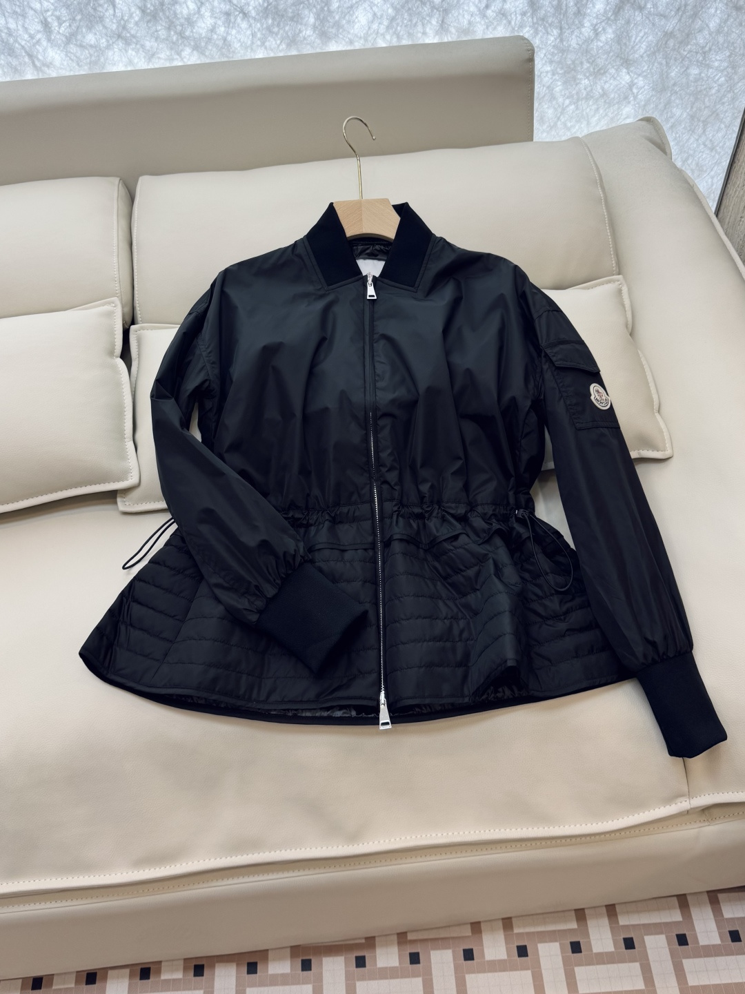 M2144#新款外套🌾Mon蒙口 抽绳设计 荷叶裙摆 长袖拉链款夹克外套 黑色 藏青色 军绿色 1/2/