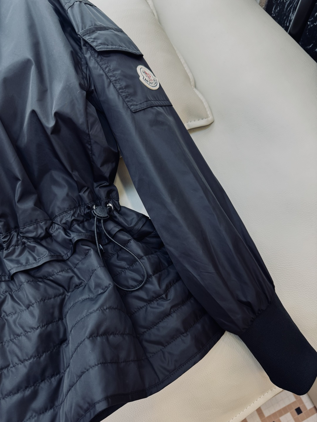 M2144#新款外套🌾Mon蒙口 抽绳设计 荷叶裙摆 长袖拉链款夹克外套 黑色 藏青色 军绿色 1/2/