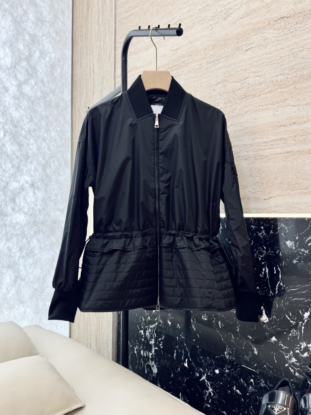 M2144#新款外套🌾Mon蒙口 抽绳设计 荷叶裙摆 长袖拉链款夹克外套 黑色 藏青色 军绿色 1/2/