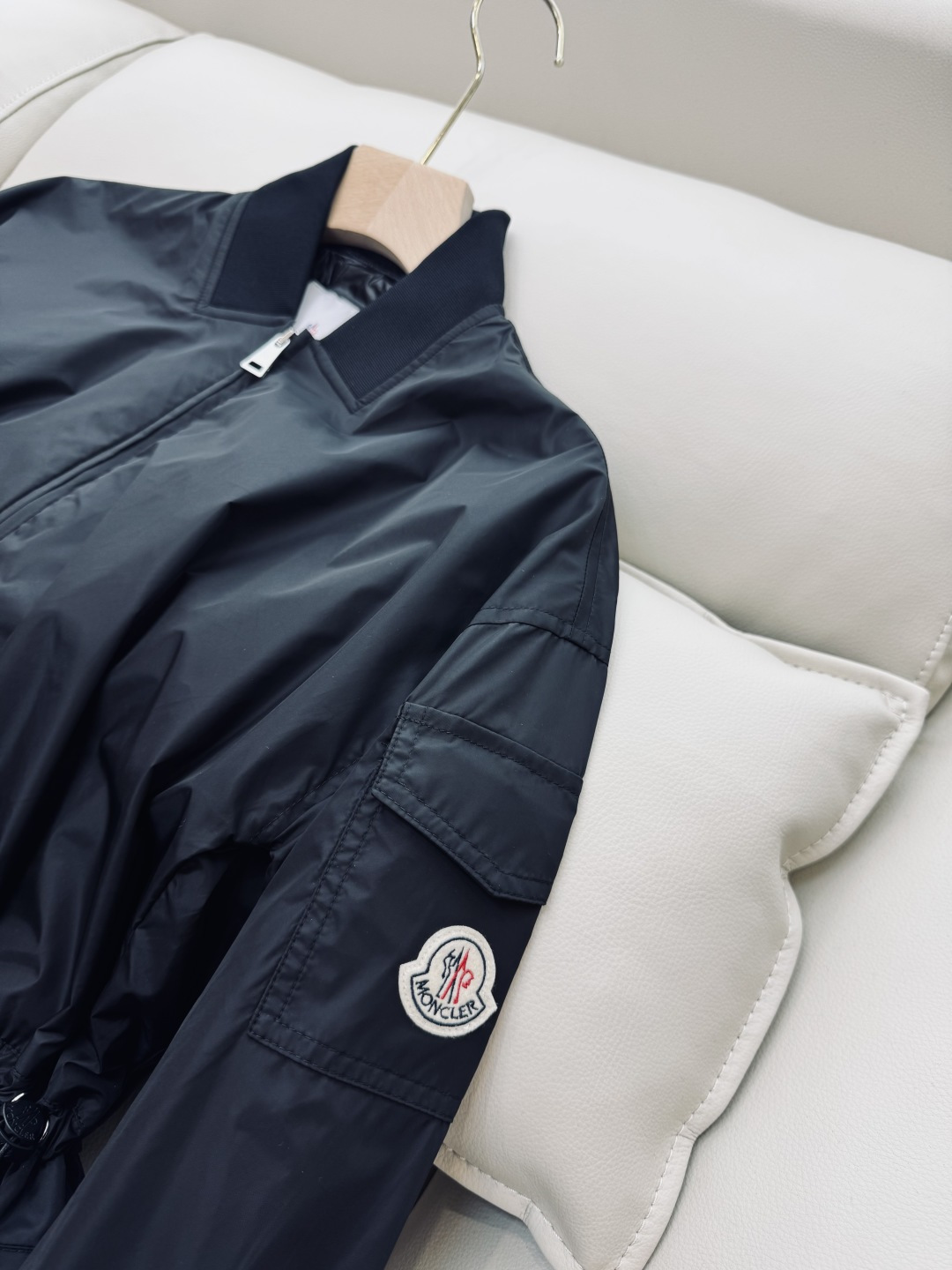 M2144#新款外套🌾Mon蒙口 抽绳设计 荷叶裙摆 长袖拉链款夹克外套 黑色 藏青色 军绿色 1/2/