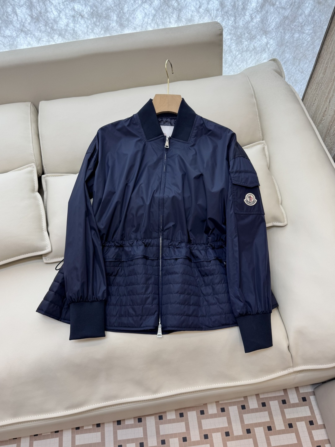 M2144#新款外套🌾Mon蒙口 抽绳设计 荷叶裙摆 长袖拉链款夹克外套 黑色 藏青色 军绿色 1/2/