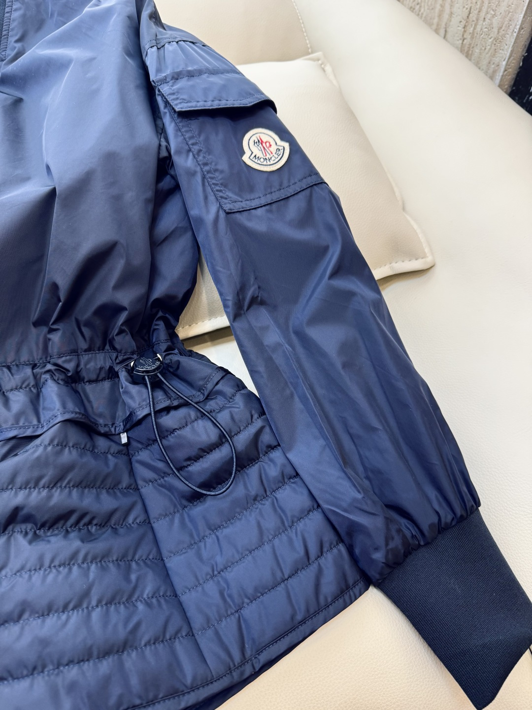 M2144#新款外套🌾Mon蒙口 抽绳设计 荷叶裙摆 长袖拉链款夹克外套 黑色 藏青色 军绿色 1/2/