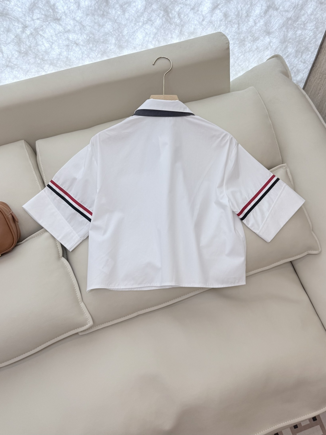 CY017#新款衬衫。TB 红黑杠 小狗绣花 配领结 短袖衬衫 白色 SML