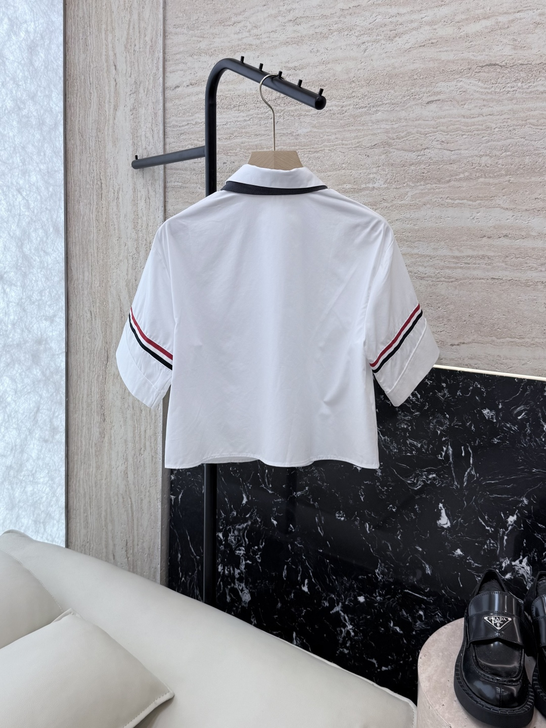 CY017#新款衬衫。TB 红黑杠 小狗绣花 配领结 短袖衬衫 白色 SML