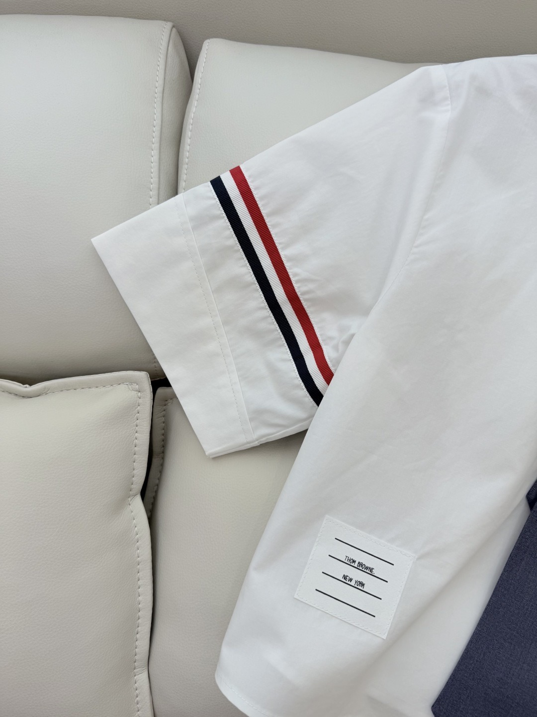 CY017#新款衬衫。TB 红黑杠 小狗绣花 配领结 短袖衬衫 白色 SML