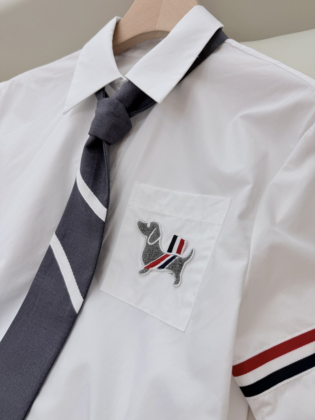 CY017#新款衬衫。TB 红黑杠 小狗绣花 配领结 短袖衬衫 白色 SML