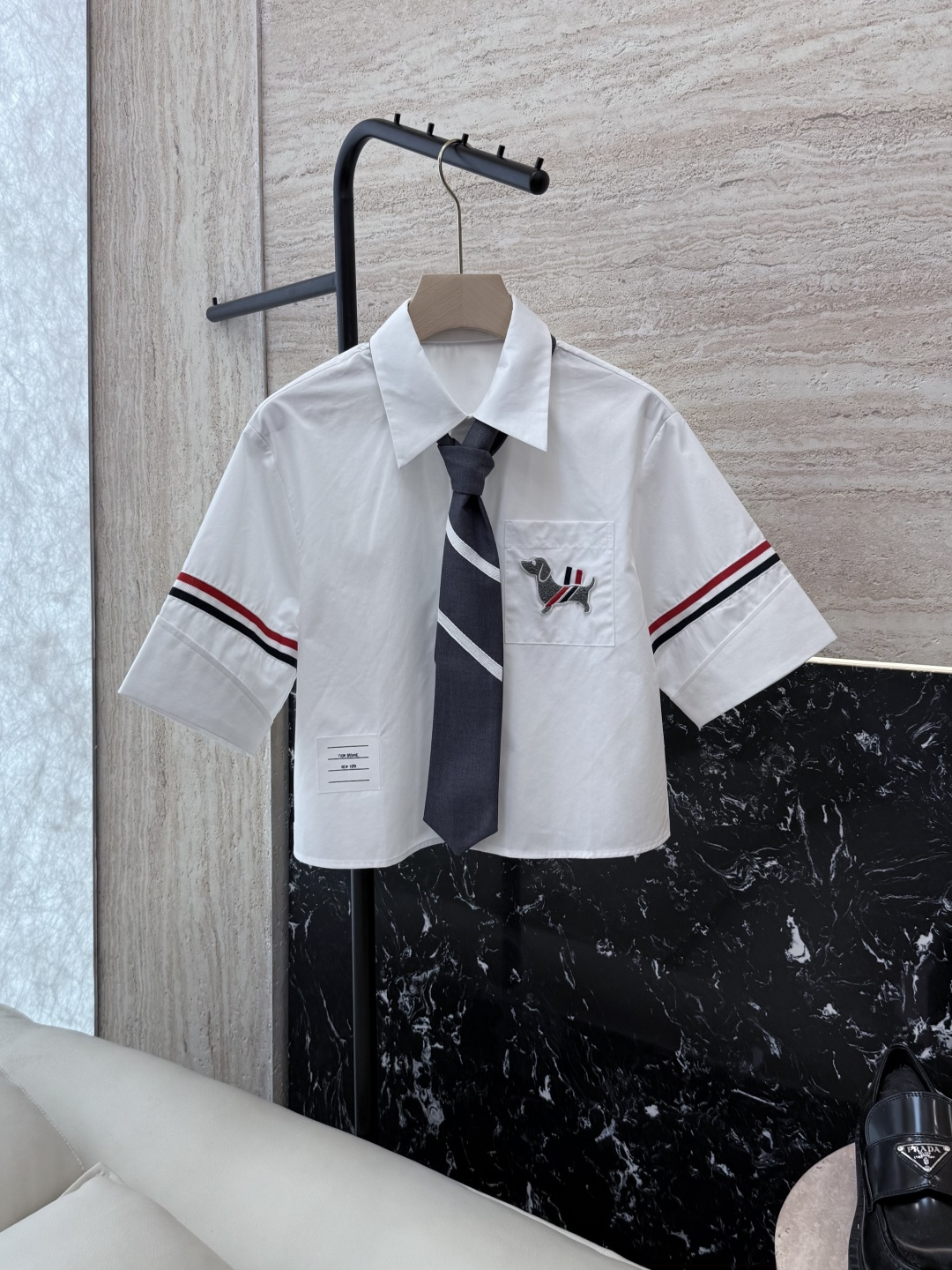 NO:657994,CY017# new shirt P TB red and black stripes puppy embroidery with bow tie short-sleeved shirt white SML,,shirts,T-shirt,alexander wang19860909CY017#新款衬衫P TB 红黑杠 小狗绣花 配领结 短袖衬衫 白色 SML,,shirts,T-shirt,alexander wang,Women's clothing