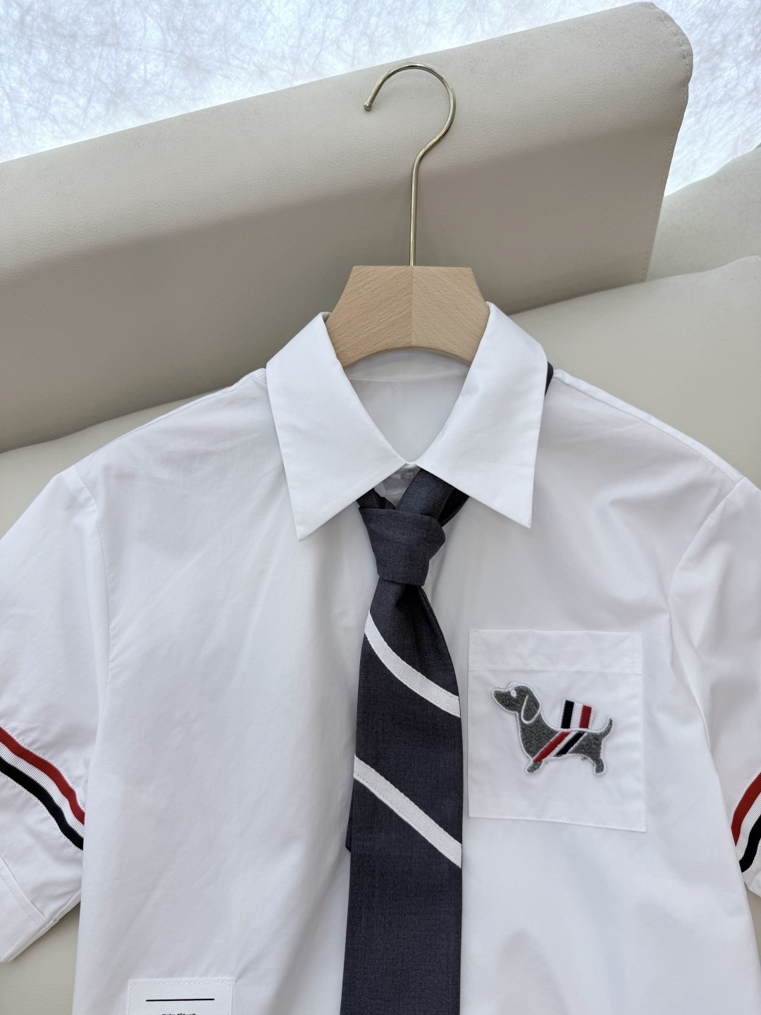 CY017#新款衬衫。TB 红黑杠 小狗绣花 配领结 短袖衬衫 白色 SML