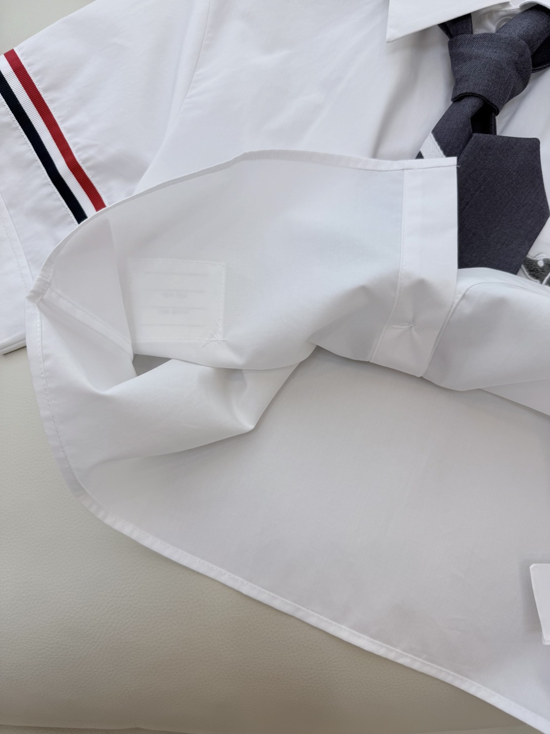 CY017#新款衬衫。TB 红黑杠 小狗绣花 配领结 短袖衬衫 白色 SML