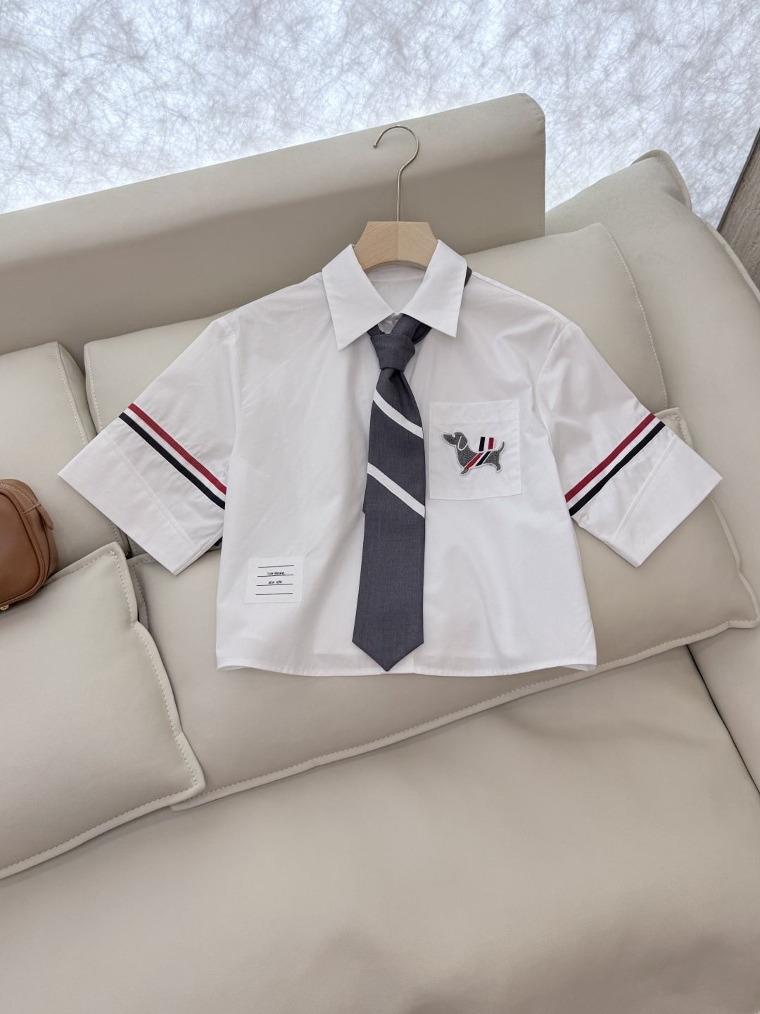 CY017#新款衬衫。TB 红黑杠 小狗绣花 配领结 短袖衬衫 白色 SML