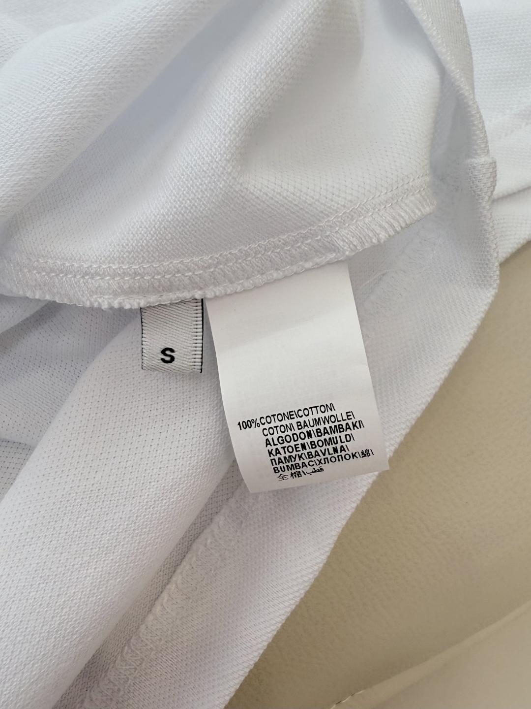 LZ25012#新款上衣。
BC 珠片绣花领 polo翻领上衣 白色 SML