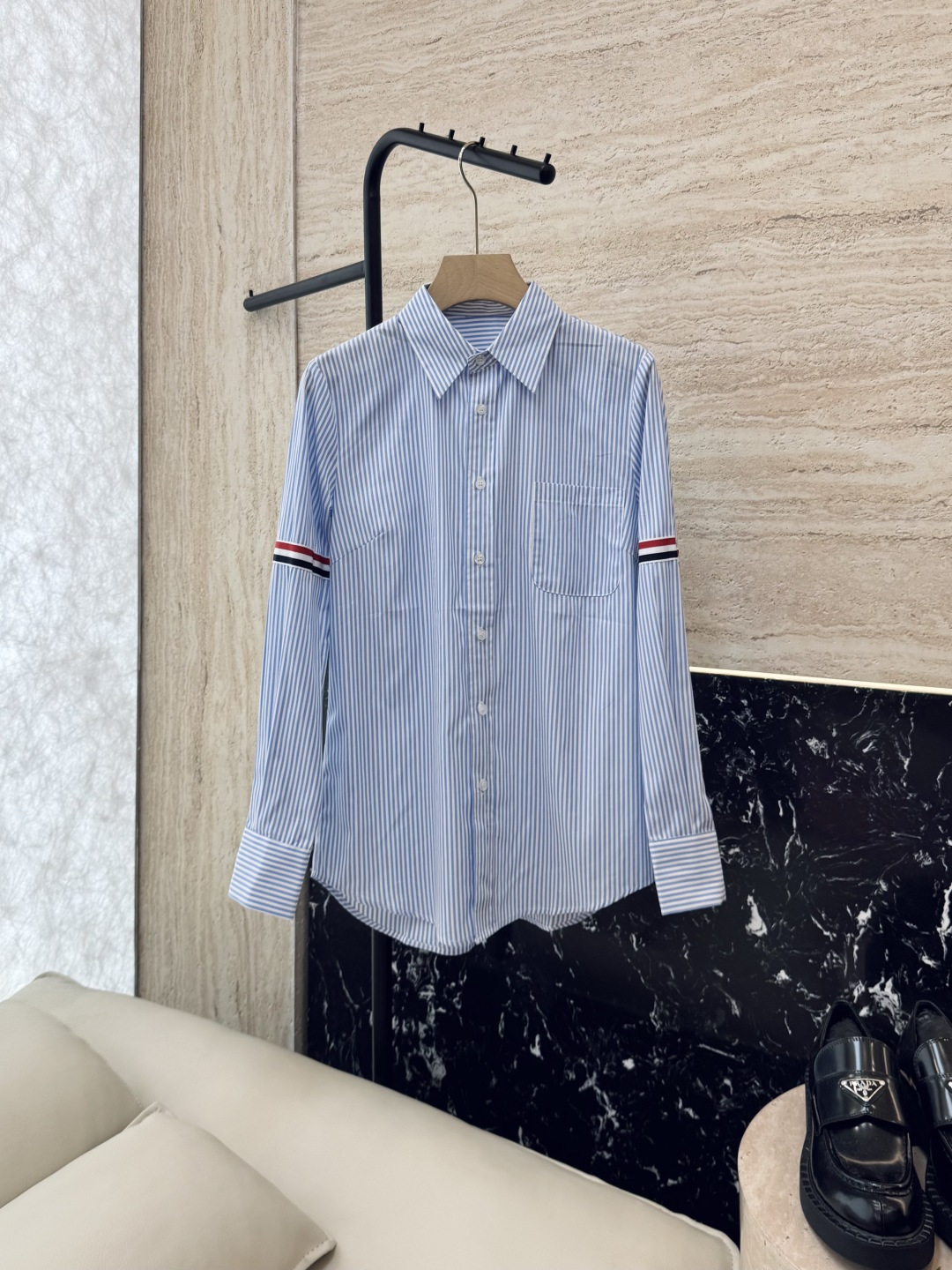 NO:658016,CY033# new shirt P TB red and black stripes minimalist style striped long-sleeved shirt blue SML,,shirts,alexander wang19860909CY033#新款衬衫P TB 红黑白杠 极简风 条纹长袖衬衫 蓝色 SML,,shirts,alexander wang,Women's clothing