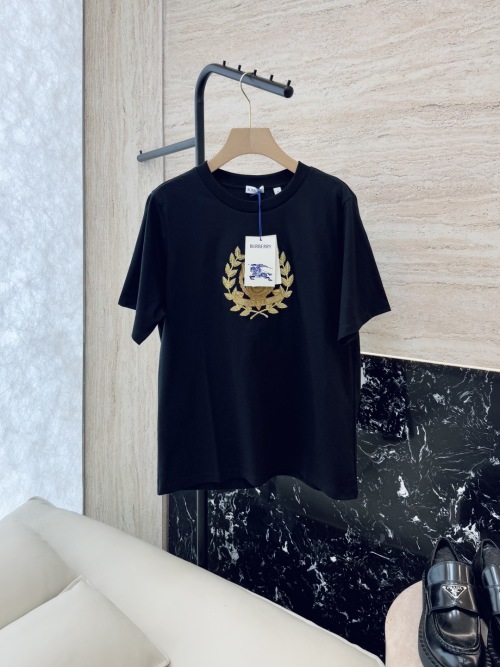 T-shirt Burberry Femme Noir Brodé Blason Or - Luxe et Confort 1 T-shirt Burberry Femme Noir Brodé Blason Or - Luxe et Confort