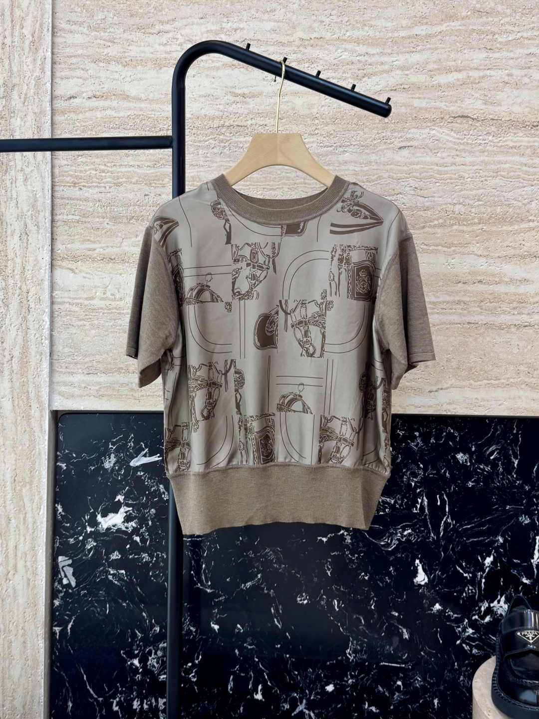 NO:335931,H32512# new knitted sweater HH Home Hermes printed silk cotton short-sleeved top Purple Coffee SMLXL,,hermes,T-shirt,real silk,alexander wang19860909H32512#新款针织衫 H家 爱马仕 印花真丝棉短袖上衣 紫色 咖色 SMLXL,,hermes,T-shirt,real silk,alexander wang,Women's clothing