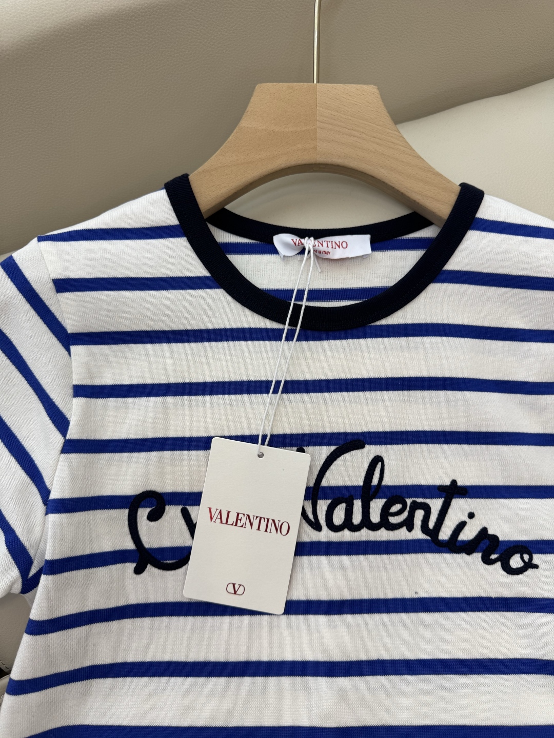 QG052#清仓特价‼️22/9/0
Valentino 最新款 条纹绣花字母 短袖T恤 蓝色 SML