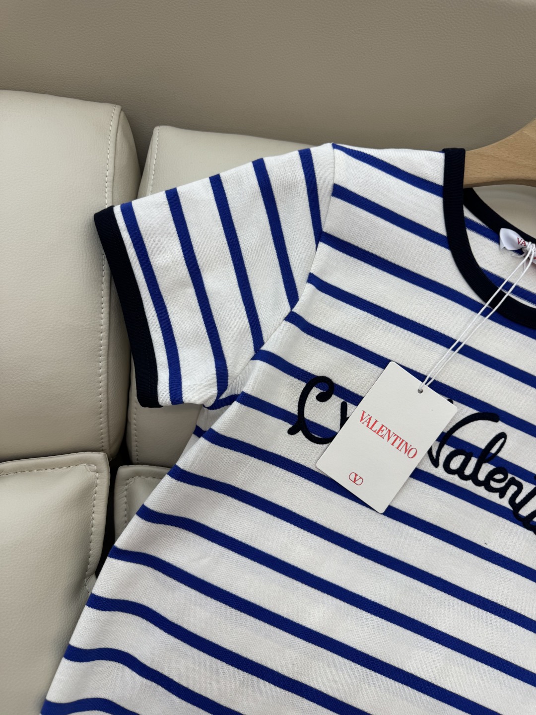 QG052#清仓特价‼️22/9/0
Valentino 最新款 条纹绣花字母 短袖T恤 蓝色 SML