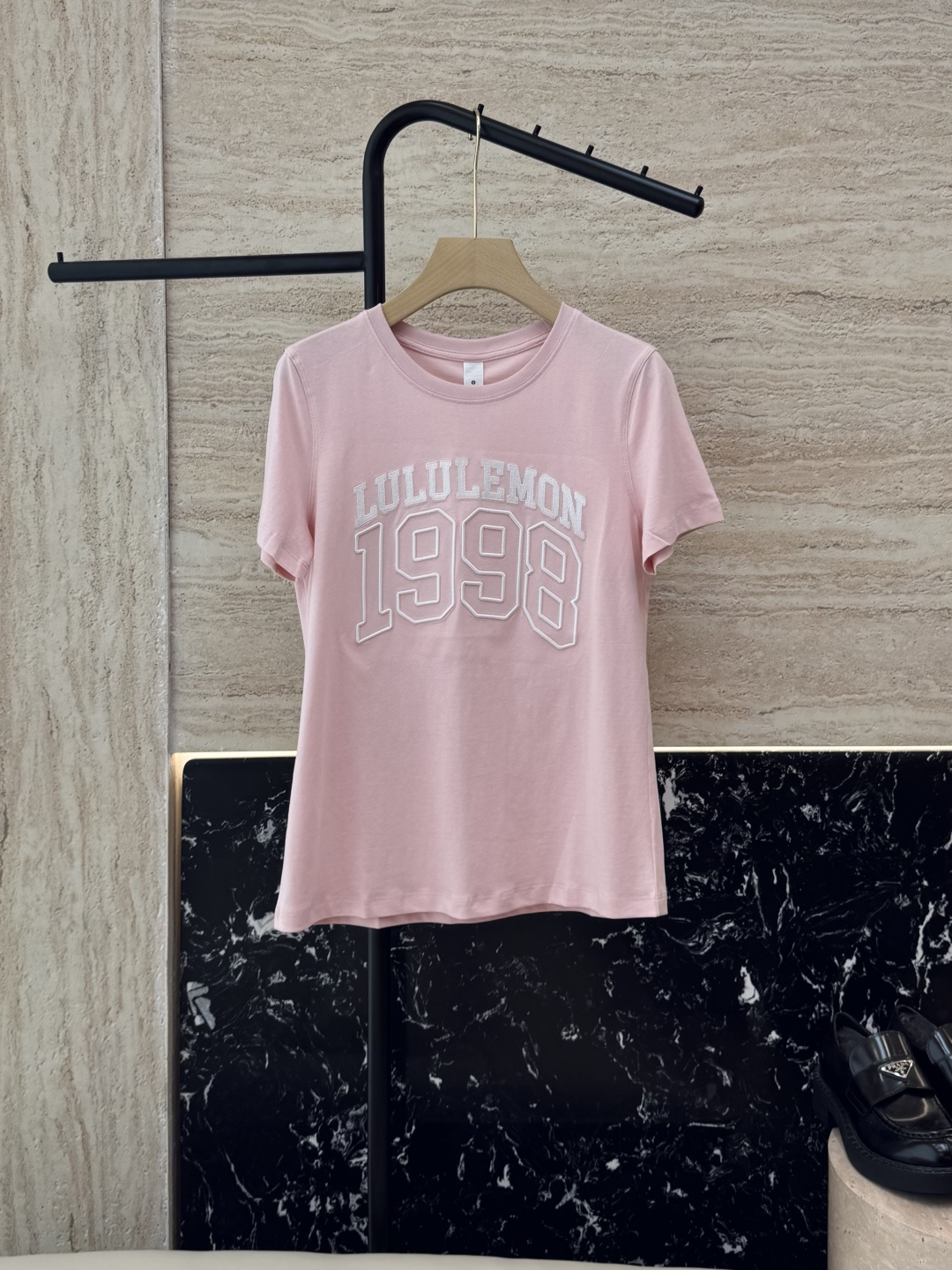 NO:716701,CK015# Clearance 1S Lulu super popular letter embroidered slim short-sleeved T-shirt three colors SML,,T-shirt,tees,t-shirt,19860909CK015#清仓 1S Lulu 超级大爆款 字母绣花 修身短袖T恤 三色 SML,,T-shirt,tees，t-shirt,,Women's clothing