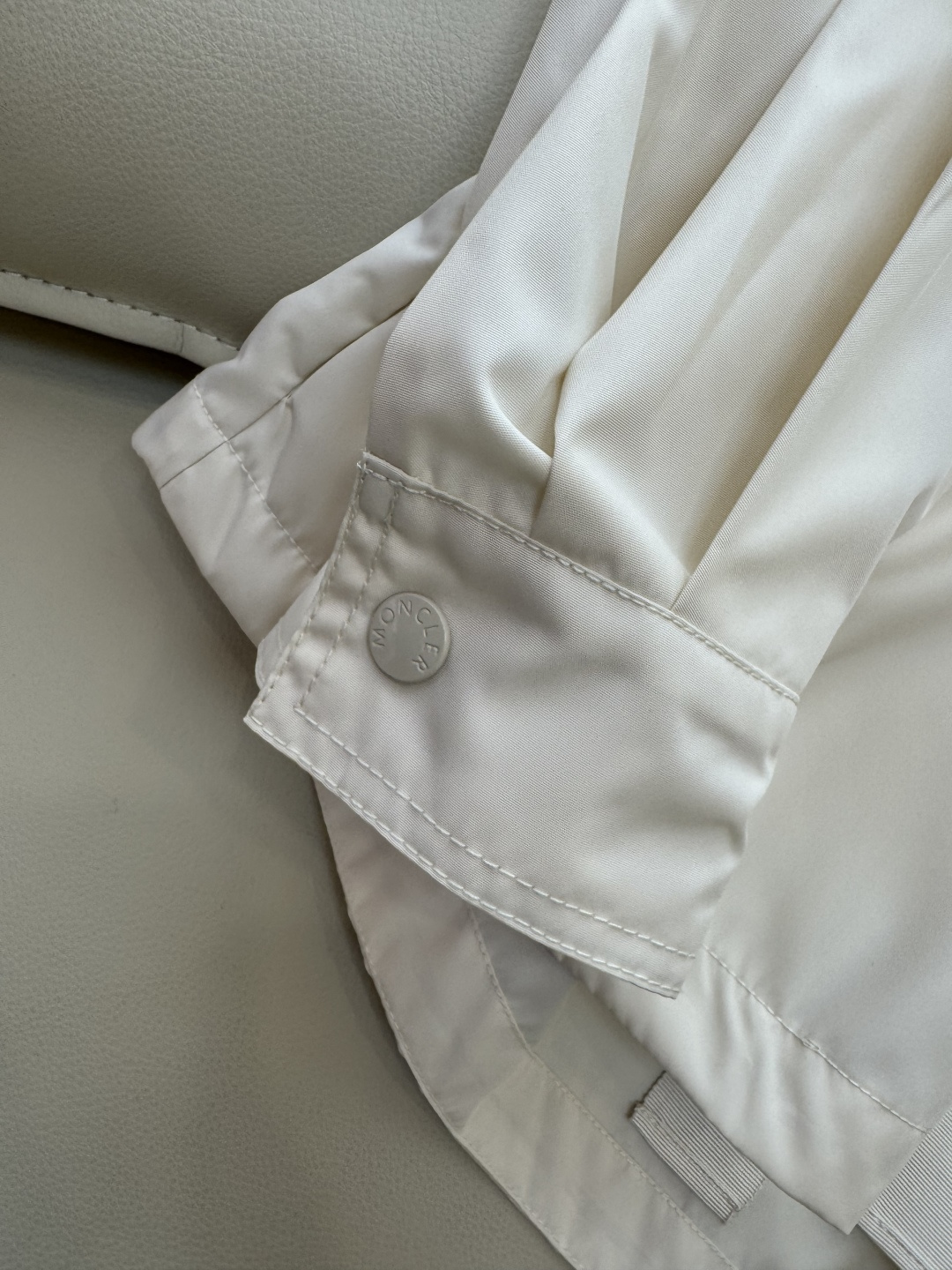 M2371#新款夹克外套🌾Mon 蒙口最新款 收腰显瘦 抽绳设计 拉链款 短款风衣夹克外套 黑色 米白色