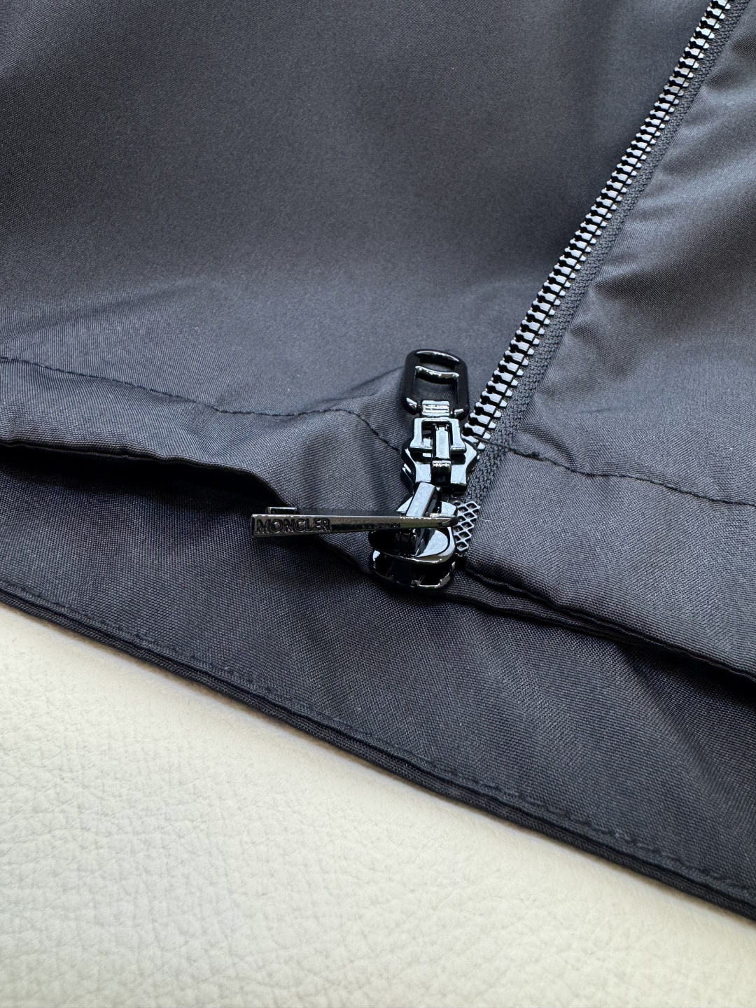 M2371#新款夹克外套🌾Mon 蒙口最新款 收腰显瘦 抽绳设计 拉链款 短款风衣夹克外套 黑色 米白色