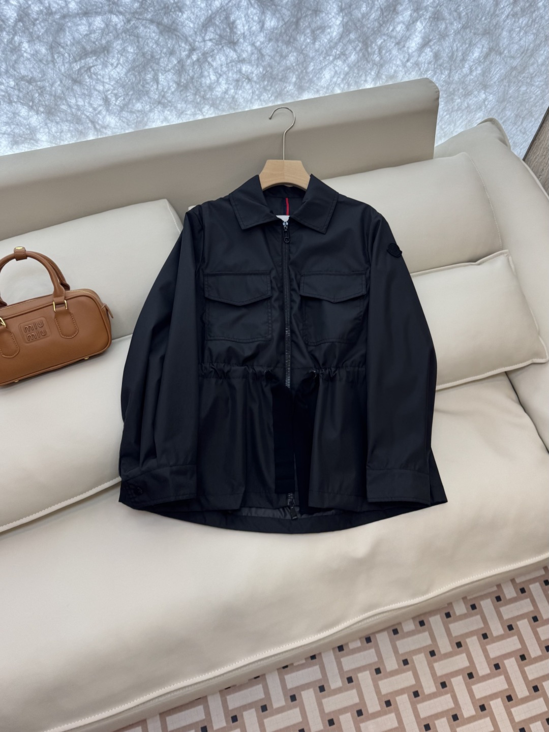 M2371#新款夹克外套🌾Mon 蒙口最新款 收腰显瘦 抽绳设计 拉链款 短款风衣夹克外套 黑色 米白色