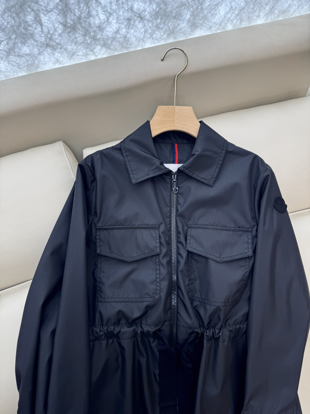 M2371#新款夹克外套🌾Mon 蒙口最新款 收腰显瘦 抽绳设计 拉链款 短款风衣夹克外套 黑色 米白色