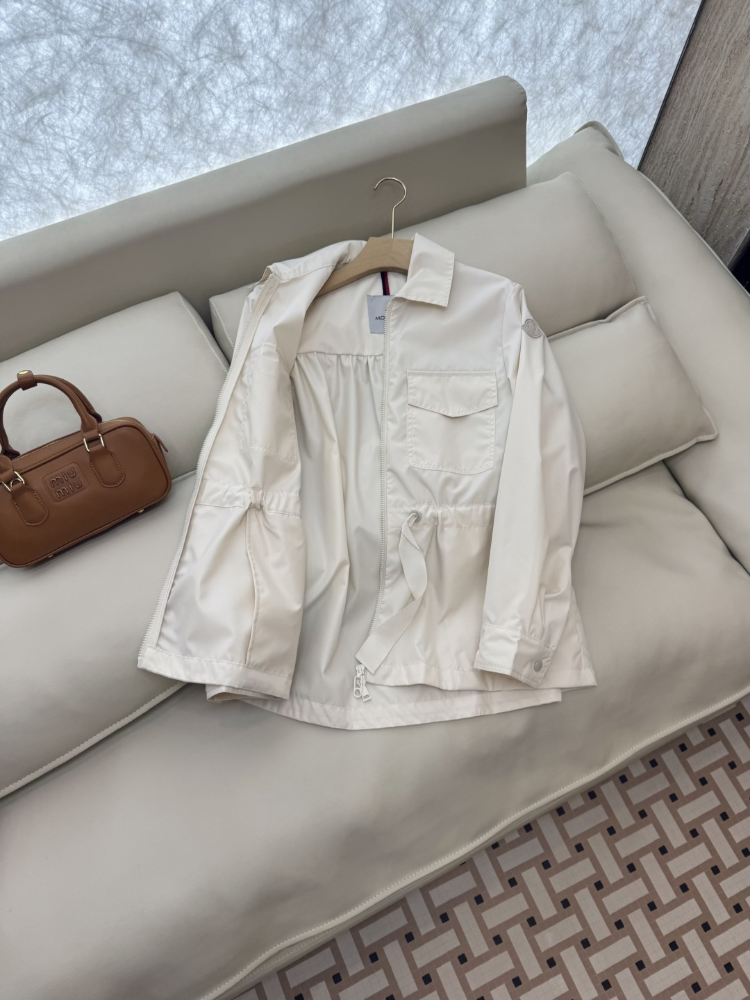 M2371#新款夹克外套🌾Mon 蒙口最新款 收腰显瘦 抽绳设计 拉链款 短款风衣夹克外套 黑色 米白色