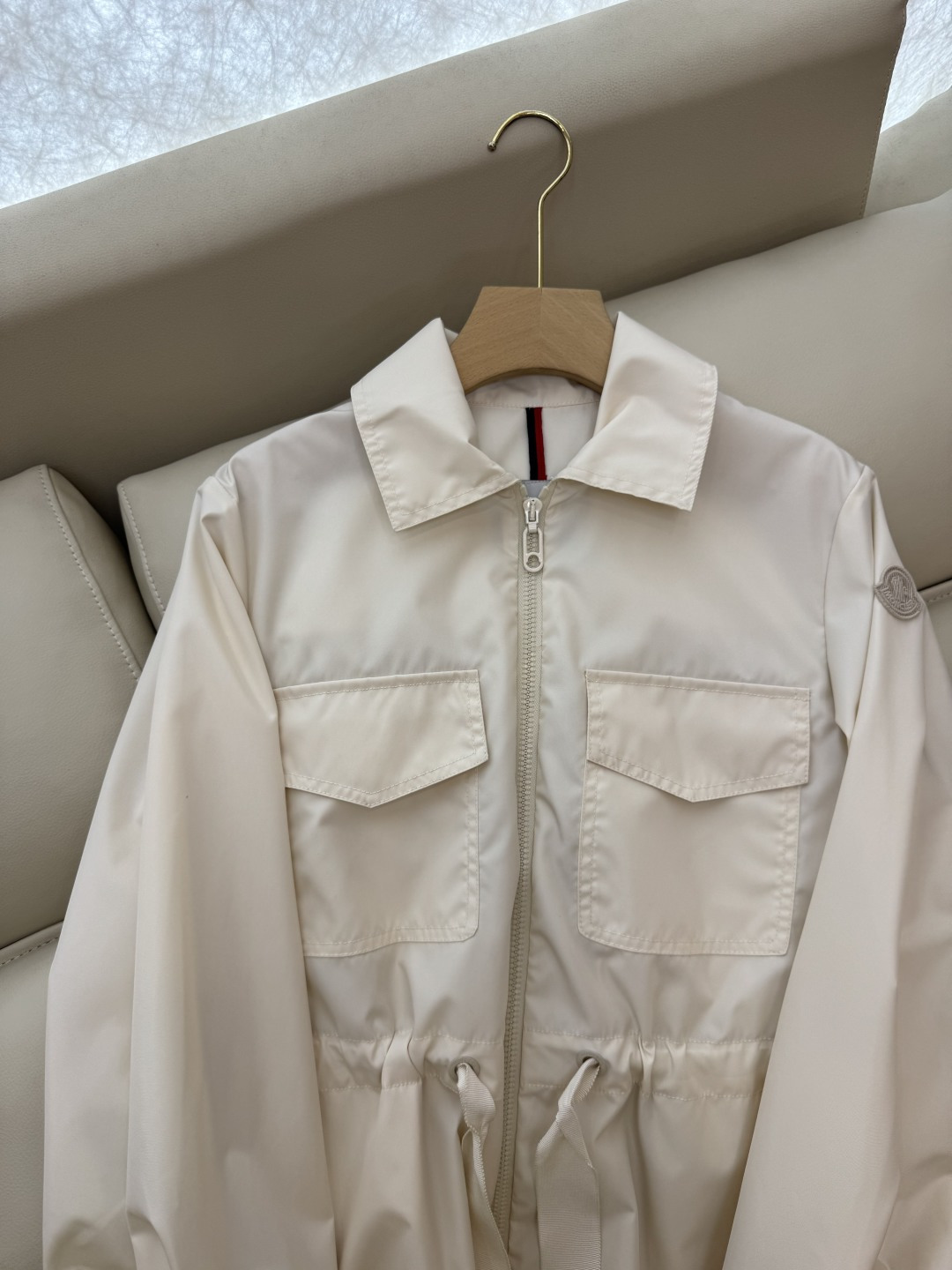 M2371#新款夹克外套🌾Mon 蒙口最新款 收腰显瘦 抽绳设计 拉链款 短款风衣夹克外套 黑色 米白色