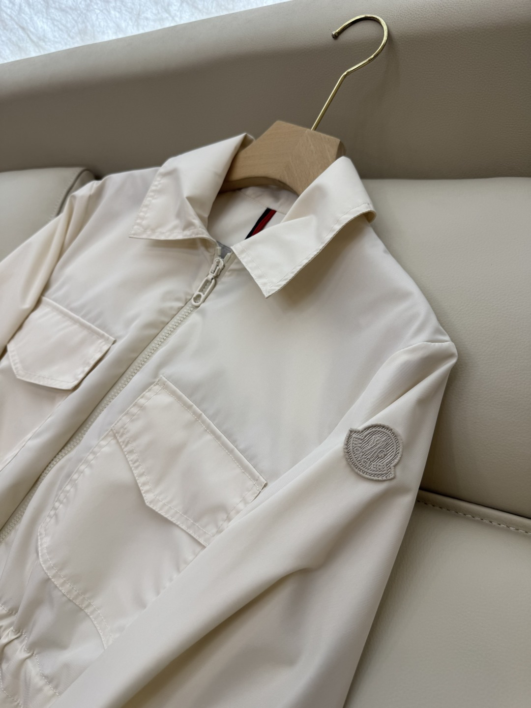 M2371#新款夹克外套🌾Mon 蒙口最新款 收腰显瘦 抽绳设计 拉链款 短款风衣夹克外套 黑色 米白色