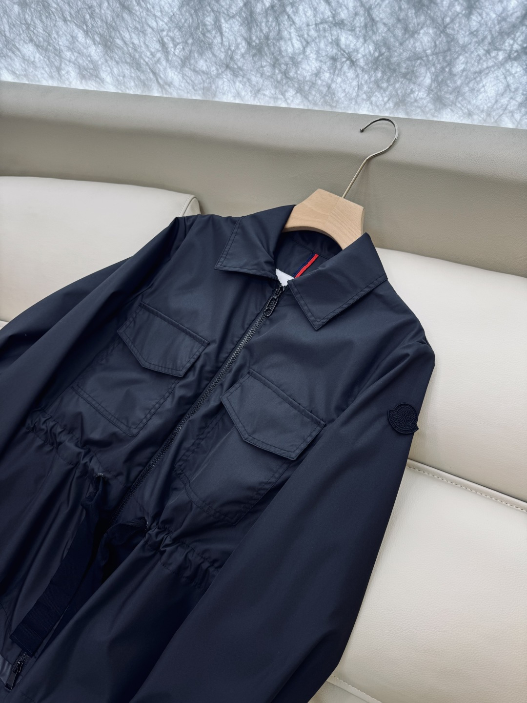 M2371#新款夹克外套🌾Mon 蒙口最新款 收腰显瘦 抽绳设计 拉链款 短款风衣夹克外套 黑色 米白色