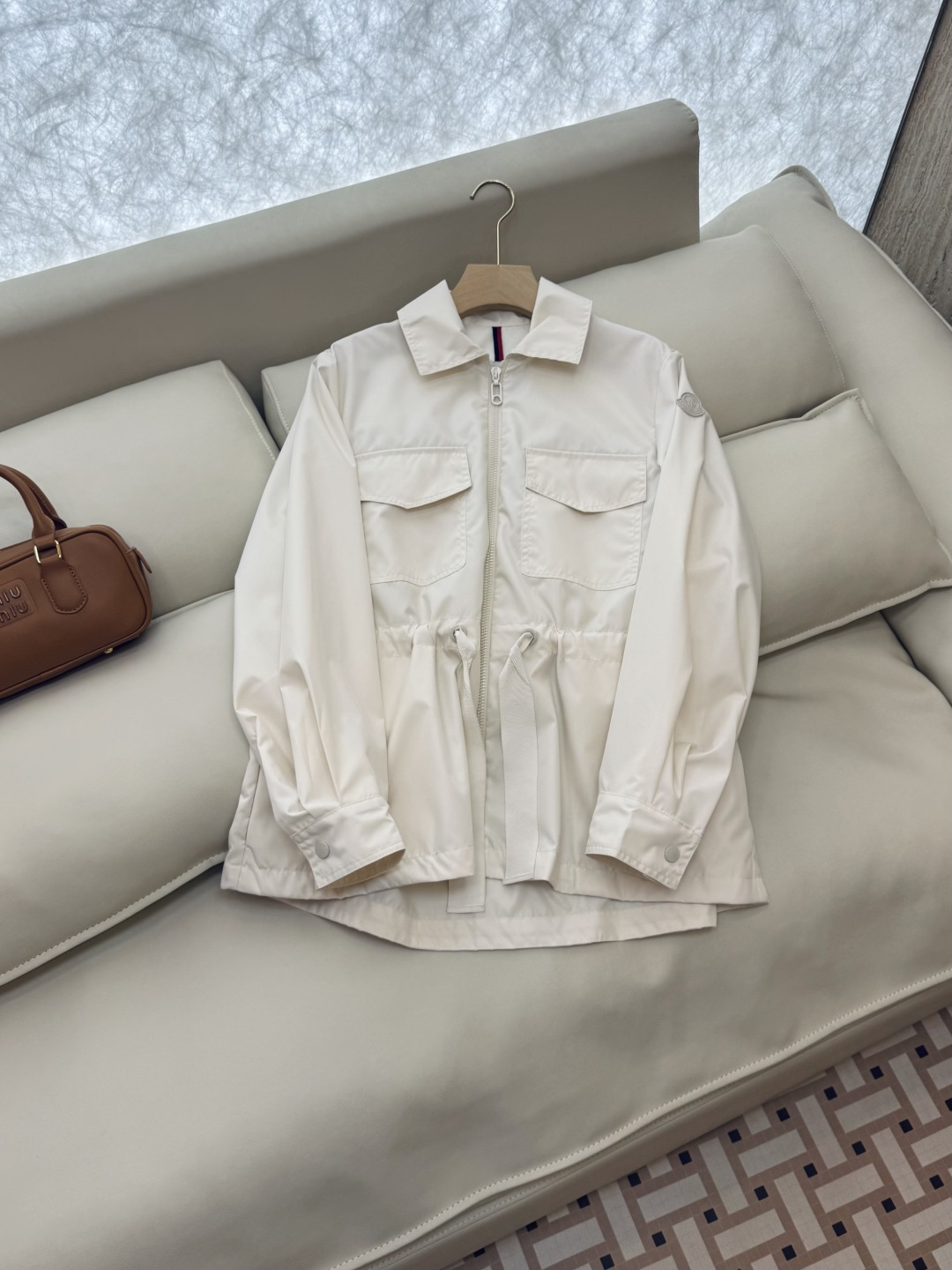 M2371#新款夹克外套🌾Mon 蒙口最新款 收腰显瘦 抽绳设计 拉链款 短款风衣夹克外套 黑色 米白色