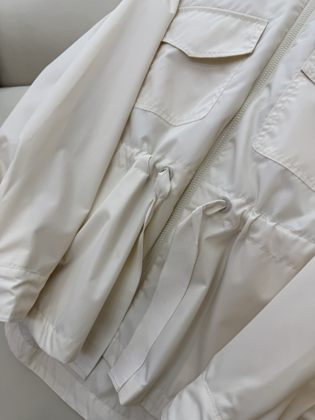 M2371#新款夹克外套🌾Mon 蒙口最新款 收腰显瘦 抽绳设计 拉链款 短款风衣夹克外套 黑色 米白色