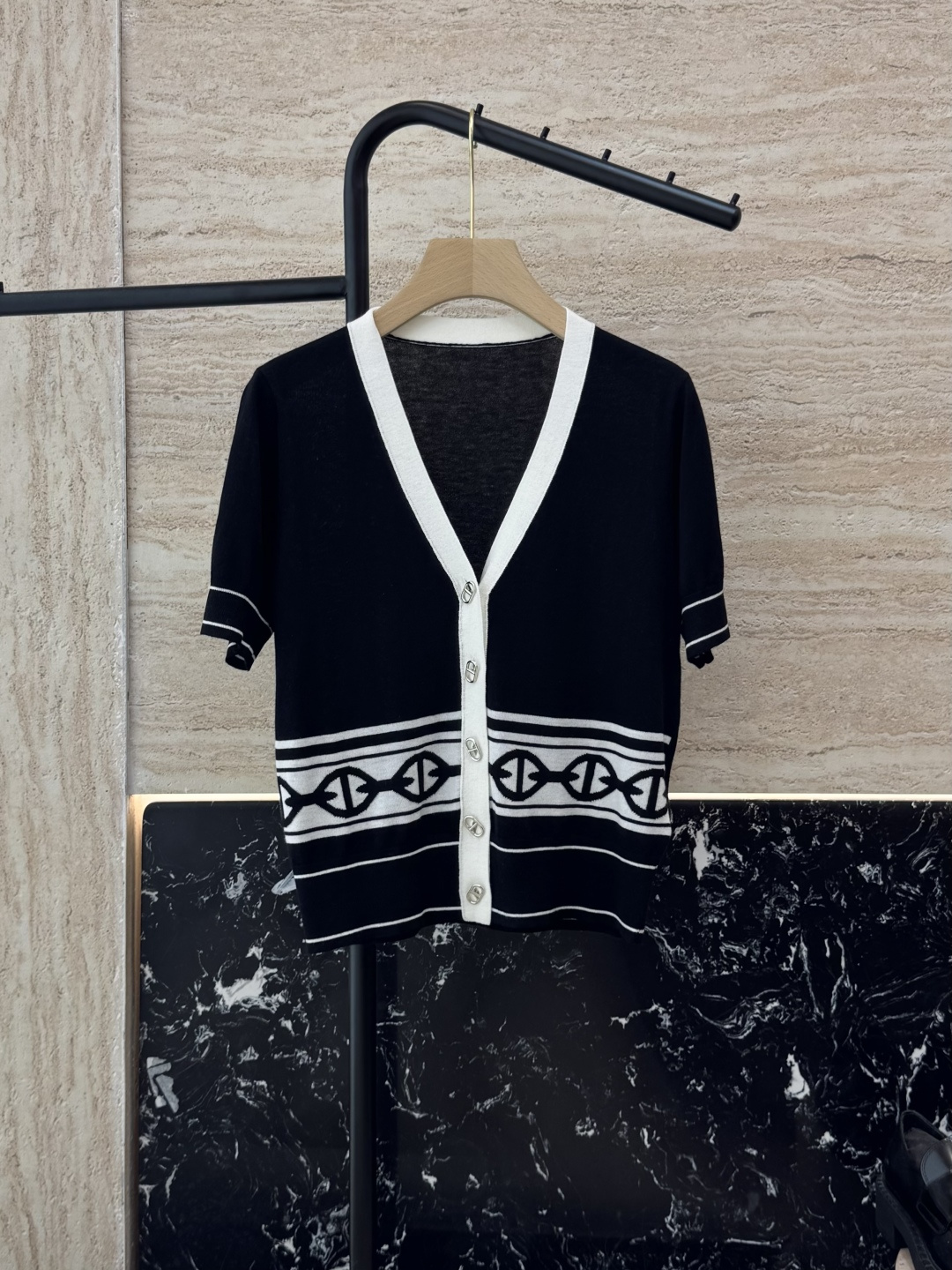 NO:535576,H32516# new knitted H home positioned embroidered contrasting edges 15 wool 10 silk short-sleeved cardigan black brown MLXL,,T-shirt,real silk,alexander wang19860909H32516#新款针织 H家 定位绣花撞色边 15 羊毛 10真丝短袖开衫 黑色 咖色 MLXL,,T-shirt,real silk,alexander wang,Women's clothing