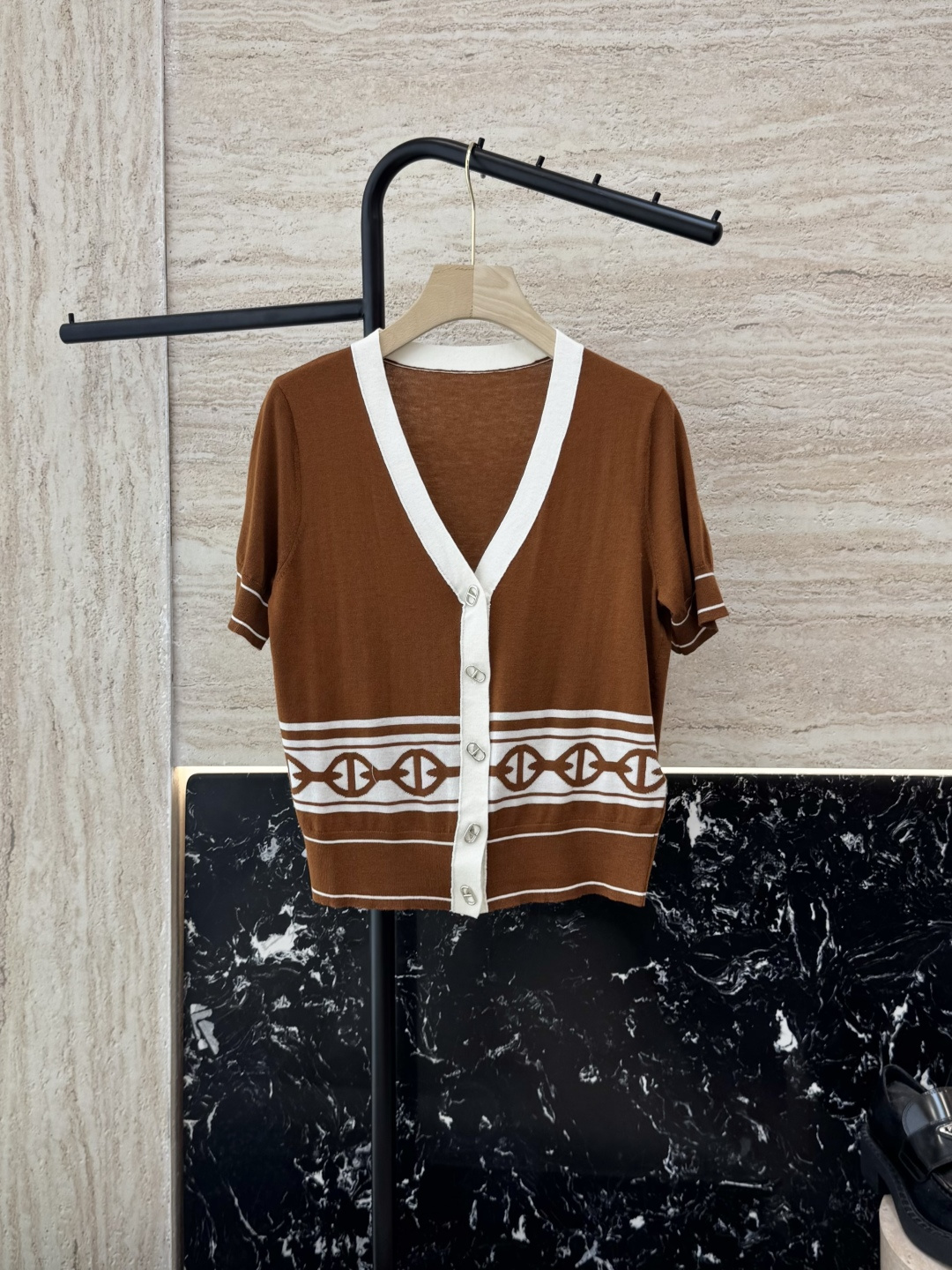 NO:535586,H32516# new knitted H home positioned embroidered contrasting edges 15 wool 10 silk short-sleeved cardigan black brown MLXL,,T-shirt,real silk,alexander wang19860909H32516#新款针织 H家 定位绣花撞色边 15 羊毛 10真丝短袖开衫 黑色 咖色 MLXL,,T-shirt,real silk,alexander wang,Women's clothing