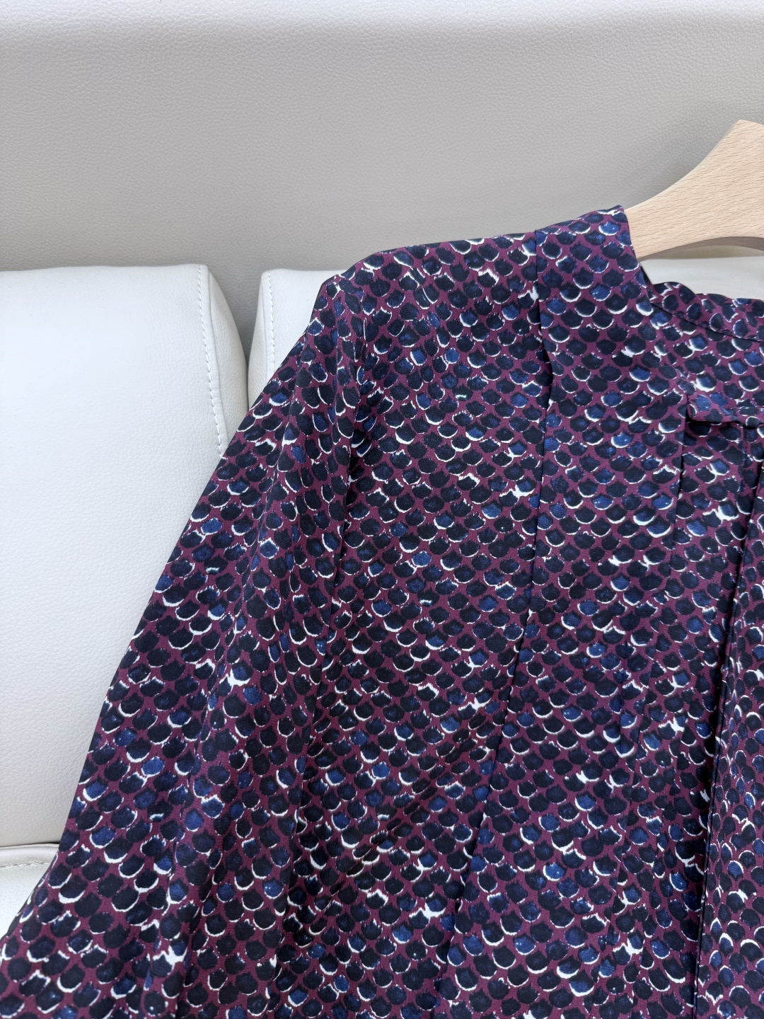 BS673#新款衬衫。
之禾 鱼麟印花 100% 桑蚕丝 长袖衬衫 紫色 36/38/40/42