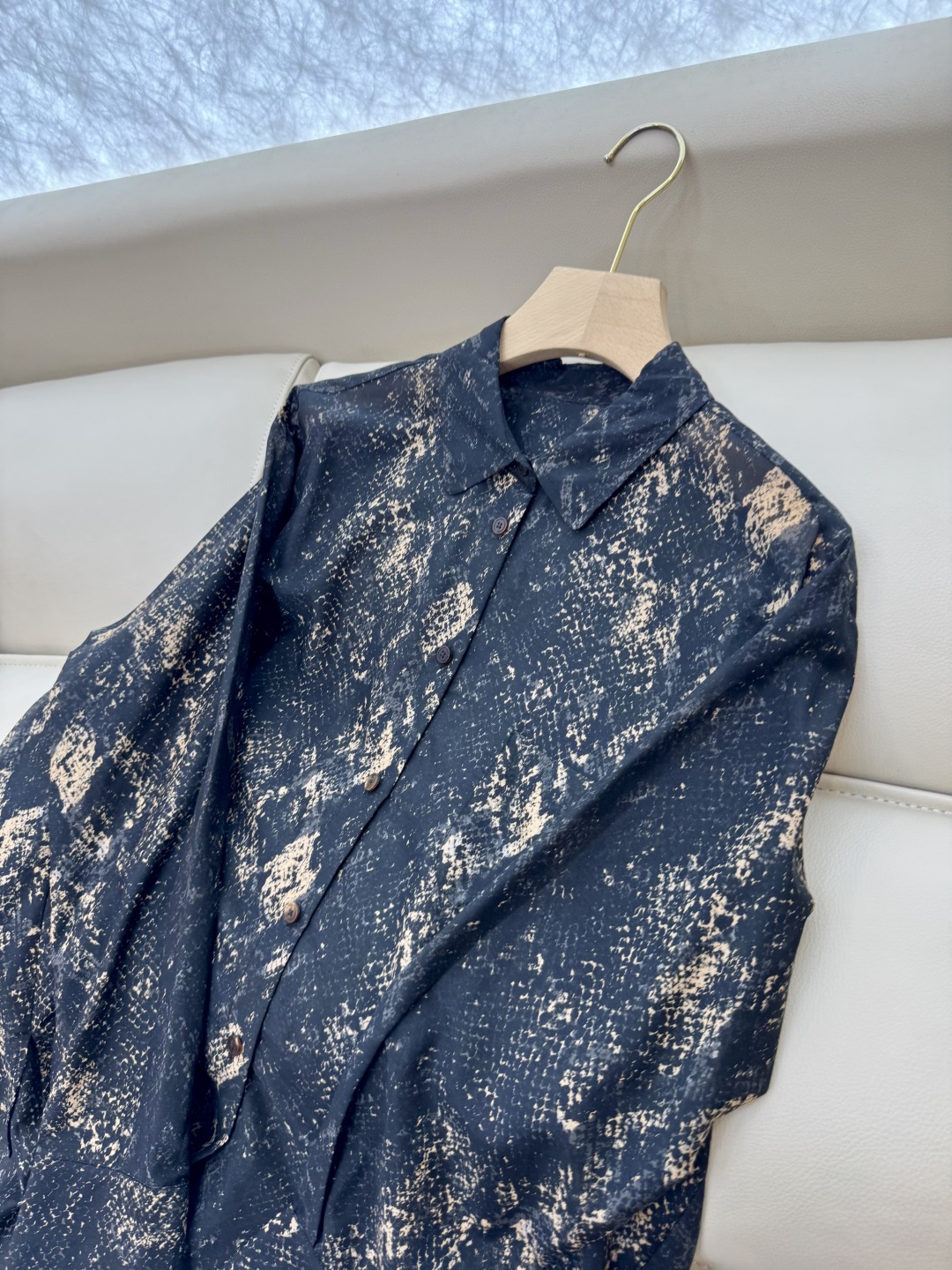 LL014#新款上衣。
30%真丝 棉 写意老料印花长袖真丝棉上衣 ML