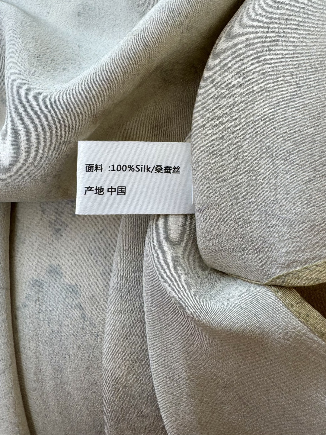 LL002#新款上衣。
100% 真丝印花 国色天香 老料印花复古斗篷真丝上衣。均码 可以穿到160斤 