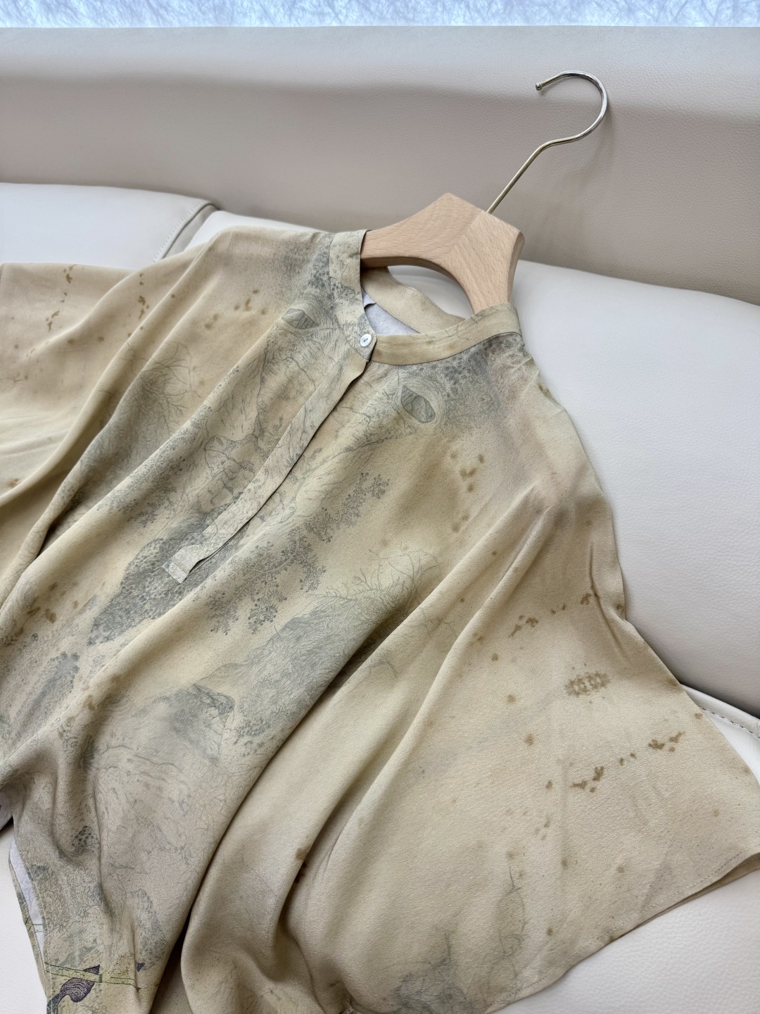 LL002#新款上衣。
100% 真丝印花 国色天香 老料印花复古斗篷真丝上衣。均码 可以穿到160斤 
