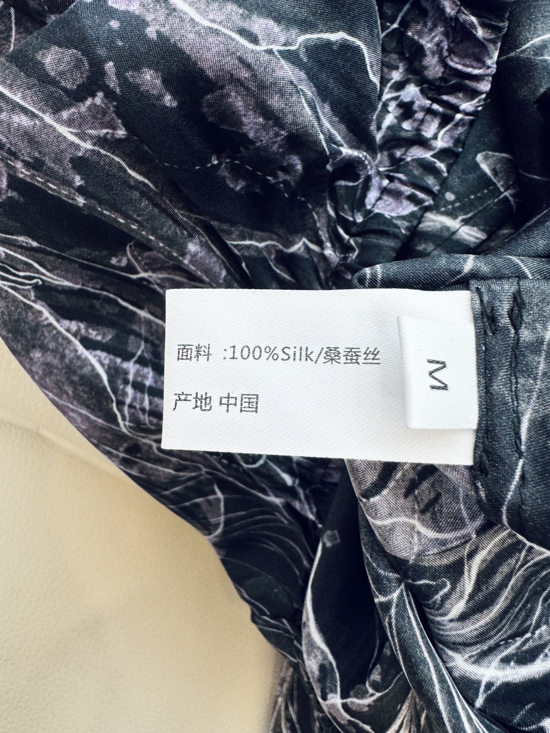 LL010#新款上衣。
100% 斜纹真丝 花朵印花长袖真丝上衣 ML