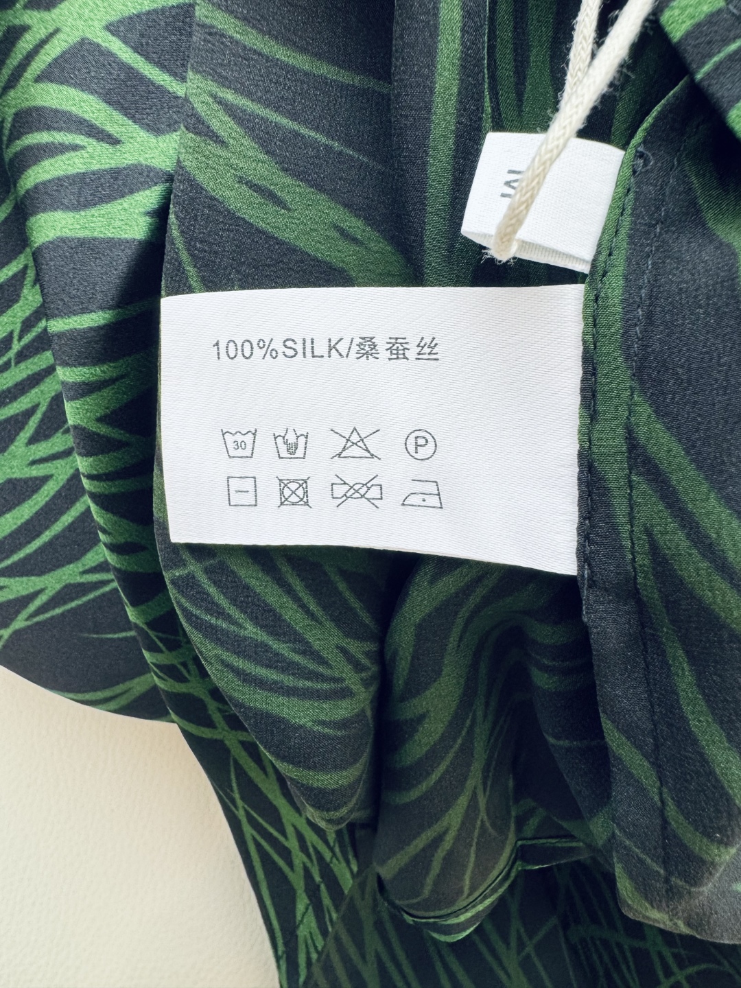 LL001#新款衬衫。
100% 真丝印花 长袖衬衫 绿色 ML