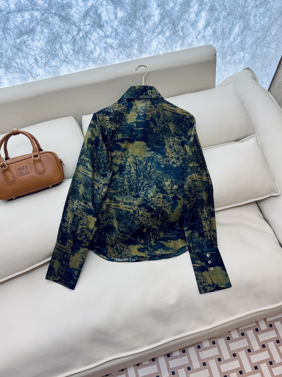 LL013#新款上衣。
30%真丝 棉 写意老料印花长袖真丝棉上衣 MLXL