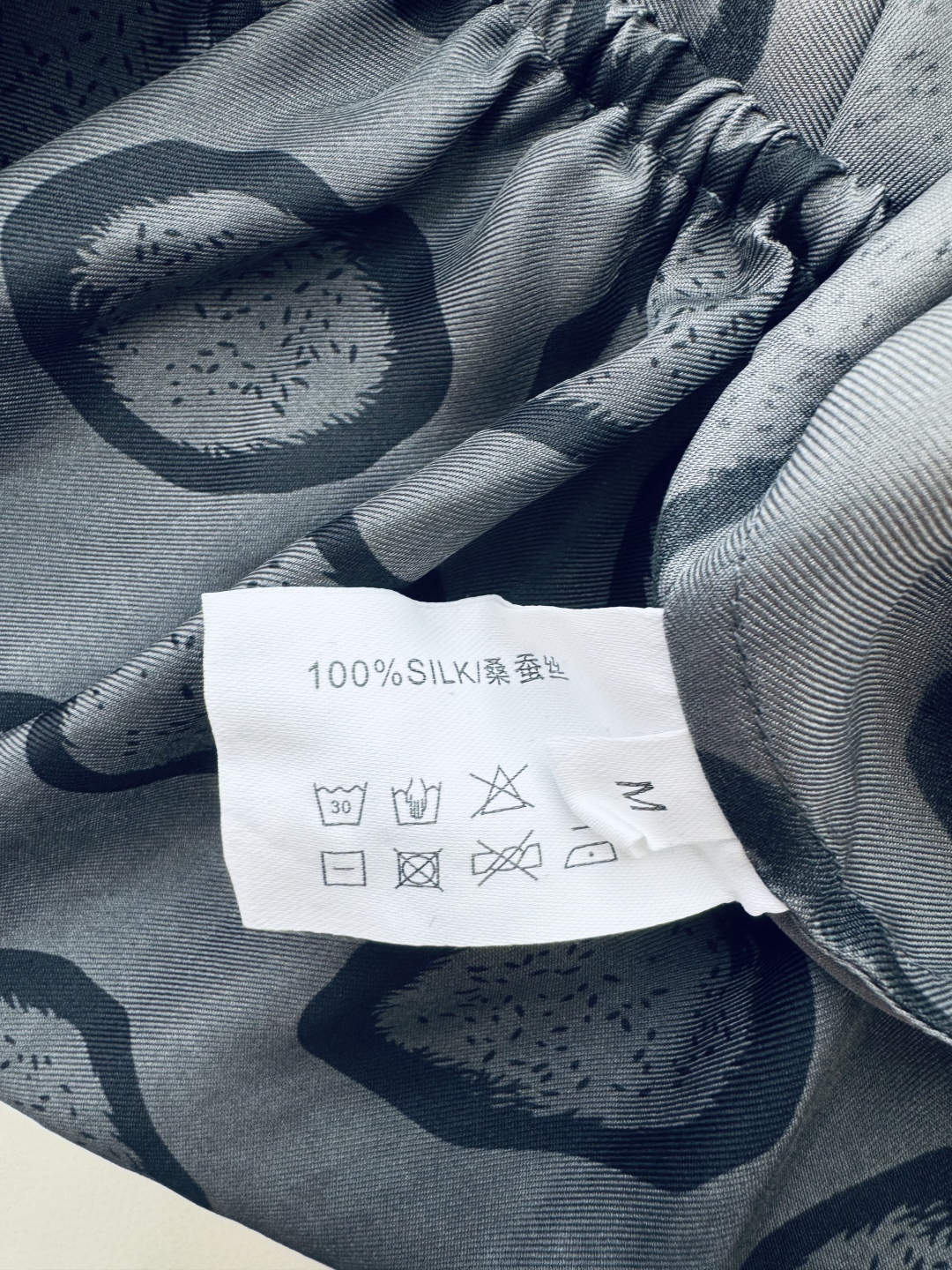 LL011#新款上衣。
100% 斜纹真丝 几何印花长袖真丝上衣 ML