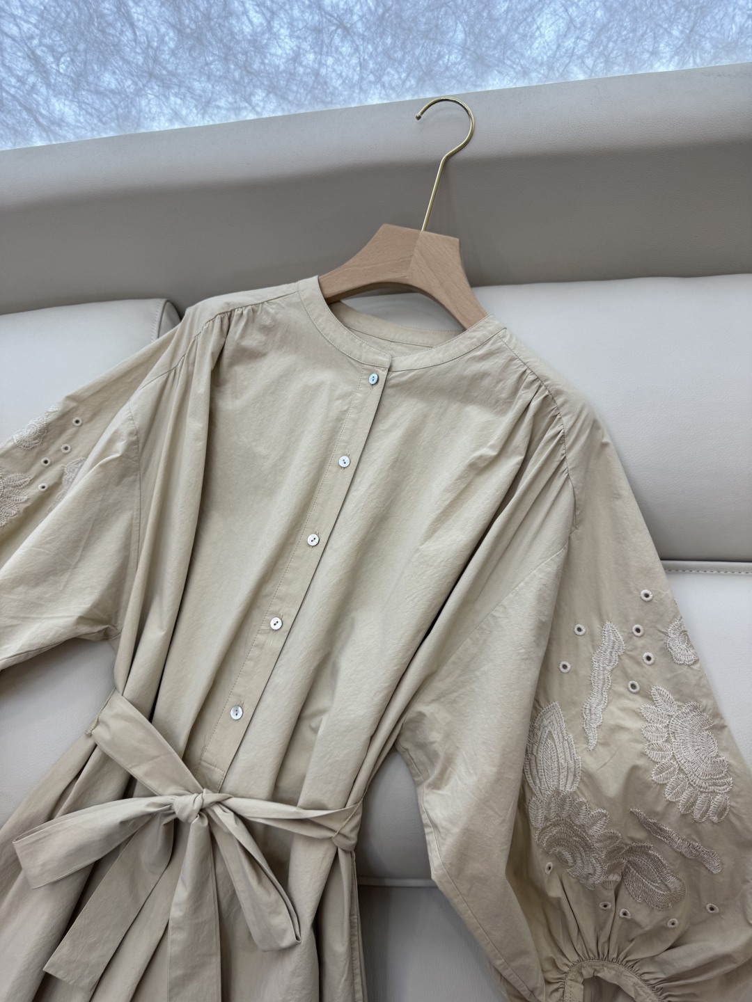 LL004#新款连衣裙。
zim* 重工刺绣花 花朵袖圆领连衣裙 杏色 ML 