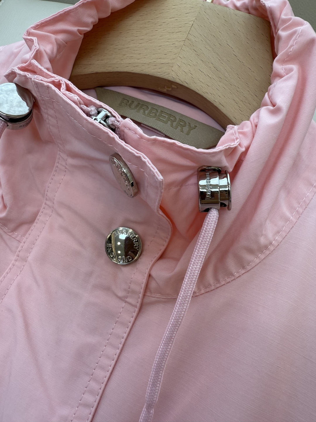 LF008#新款外套。
Burberry 抽绳设计显瘦 短款外套 杏色 粉色 SMLXL