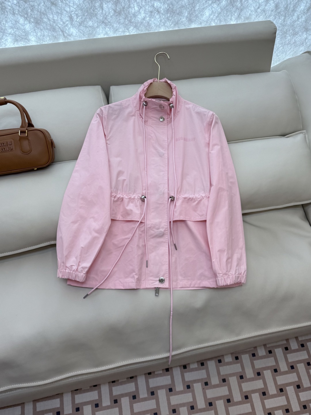 LF008#新款外套。
Burberry 抽绳设计显瘦 短款外套 杏色 粉色 SMLXL