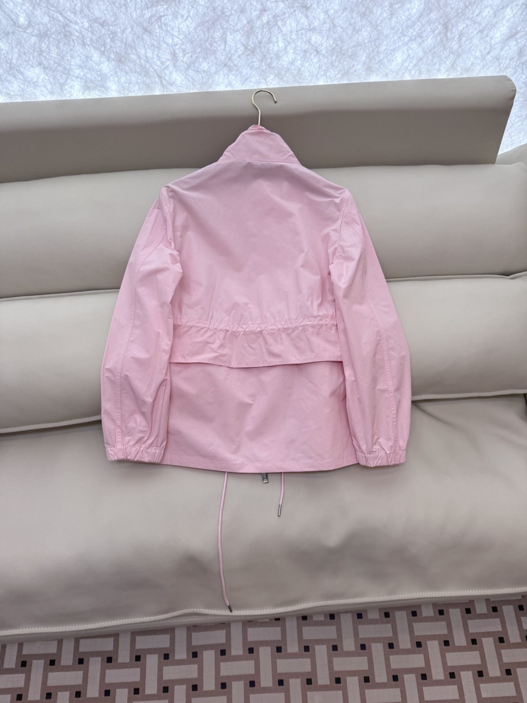 LF008#新款外套。
Burberry 抽绳设计显瘦 短款外套 杏色 粉色 SMLXL