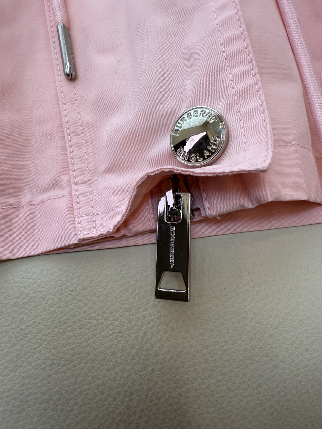 LF008#新款外套。
Burberry 抽绳设计显瘦 短款外套 杏色 粉色 SMLXL