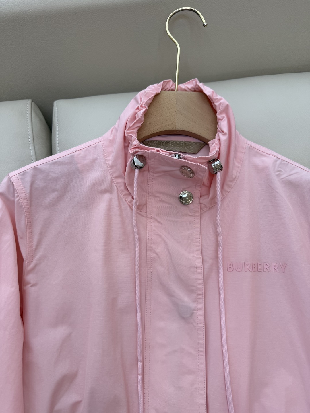 LF008#新款外套。
Burberry 抽绳设计显瘦 短款外套 杏色 粉色 SMLXL
