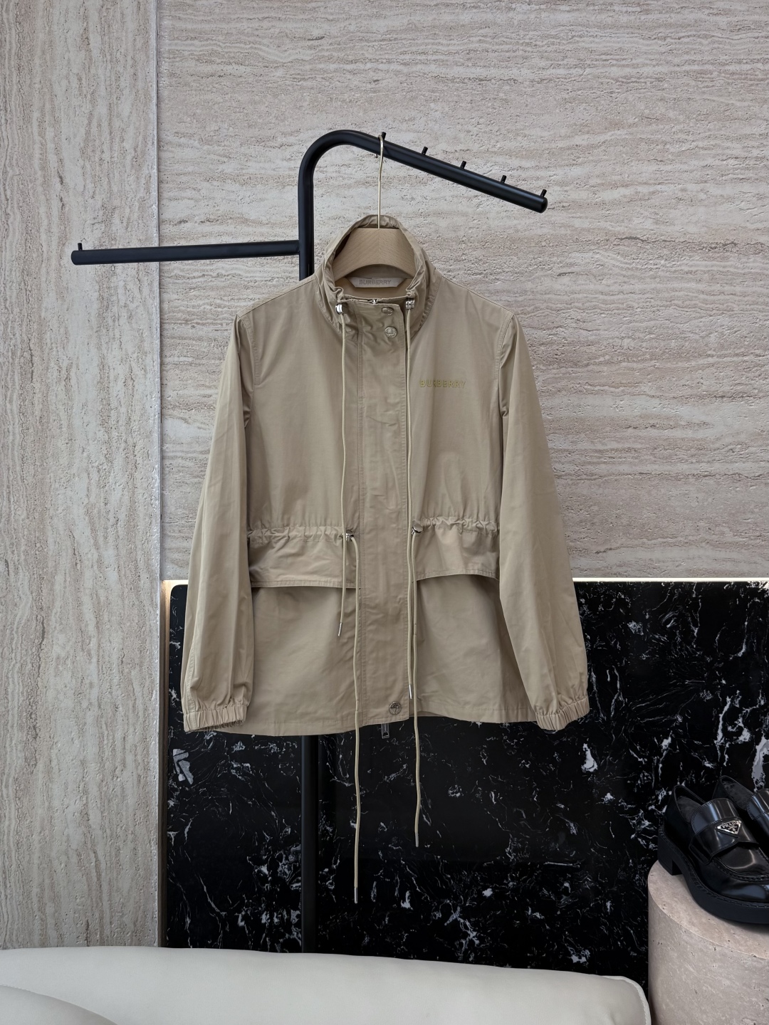 LF008#新款外套。
Burberry 抽绳设计显瘦 短款外套 杏色 粉色 SMLXL