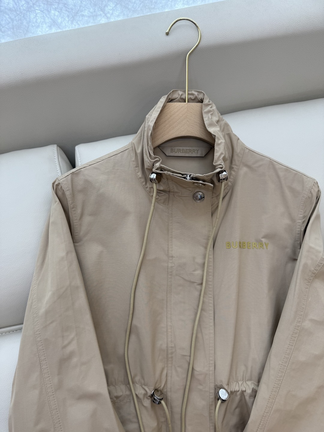 LF008#新款外套。
Burberry 抽绳设计显瘦 短款外套 杏色 粉色 SMLXL